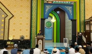 Wabup Kapuas Hulu, Wahyudi Hidayat memberikan kata sambutan dalam acara Safari Ramadhan di Masjid Agung Darunnajah Putussibau. (Ishaq)