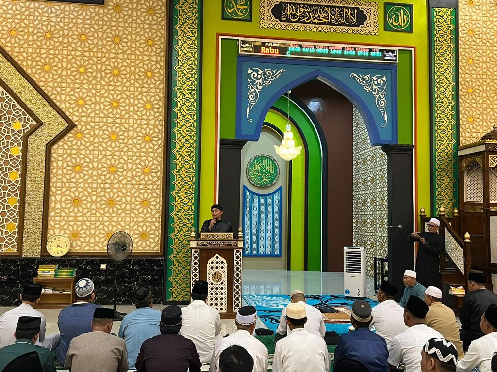 Wabup Kapuas Hulu, Wahyudi Hidayat memberikan kata sambutan dalam acara Safari Ramadhan di Masjid Agung Darunnajah Putussibau. (Ishaq)