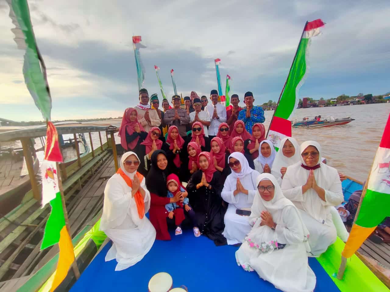 Foto bersama peserta pawai sampan hias dalam rangka menyambut bulan suci Ramadhan 1444 H tahun 2023. (Foto: Ishaq)
