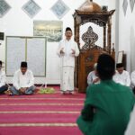 Wali Kota Pontianak, Edi Rusdi Kamtono menyampaikan tausiyah usai salat Subuh berjamaah di Masjid Al Mursalat dalam rangkaian Safari Ramadhan. (Foto: Prokopim For KalbarOnline.com)