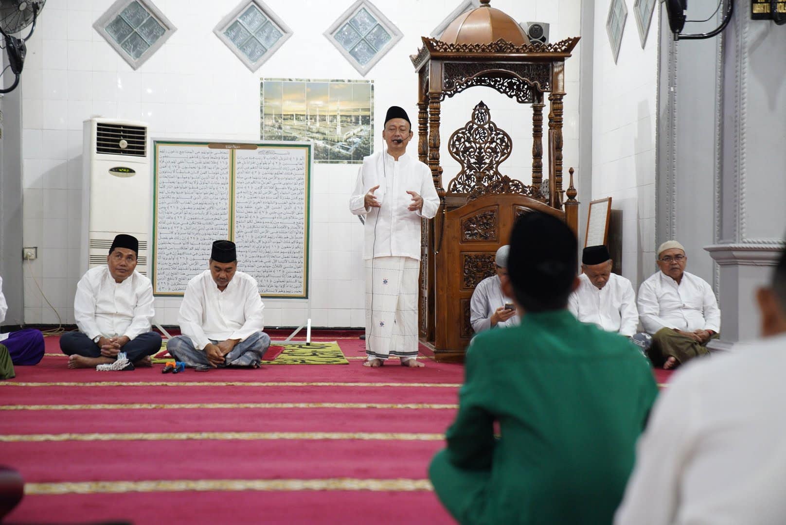 Wali Kota Pontianak, Edi Rusdi Kamtono menyampaikan tausiyah usai salat Subuh berjamaah di Masjid Al Mursalat dalam rangkaian Safari Ramadhan. (Foto: Prokopim For KalbarOnline.com)