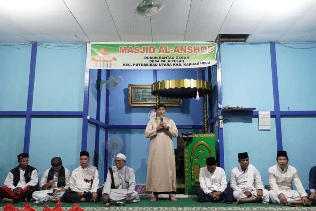 Wakil Bupati Kapuas Hulu, Wahyudi Hidayat memberikan kata sambutan dalam acara Safari Ramadhan di Masjid Al-Anshor, Desa Pala Pulau, Kecamatan Putussibau Utara, Jumat (24/03/2023). (Foto: Ishaq)