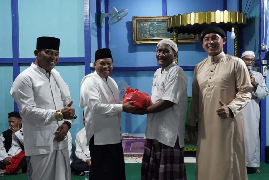 Sekretaris Daerah Kabupaten Kapuas Hulu, Mohd Zaini turut memberikan bantuan kepada masyarakat dalam acara Safari Ramadhan di Masjid Al-Anshor, Desa Pala Pulau, Kecamatan Putussibau Utara, Jumat (24/03/2023). (Foto: Ishaq)