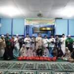 Wakil Bupati Kapuas Hulu, Wahyudi Hidayat berfoto bersama masyarakat di sela-sela melaksanakan Safari Ramadhan di Masjid Al-Anshor, Desa Pala Pulau, Kecamatan Putussibau Utara, Jumat (24/03/2023). (Foto: Ishaq)