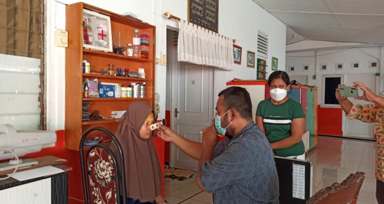 Tim dokter mata tengah melakukan pemeriksaan mata di Panti Asuhan. (Prokopim For KalbarOnline.com)