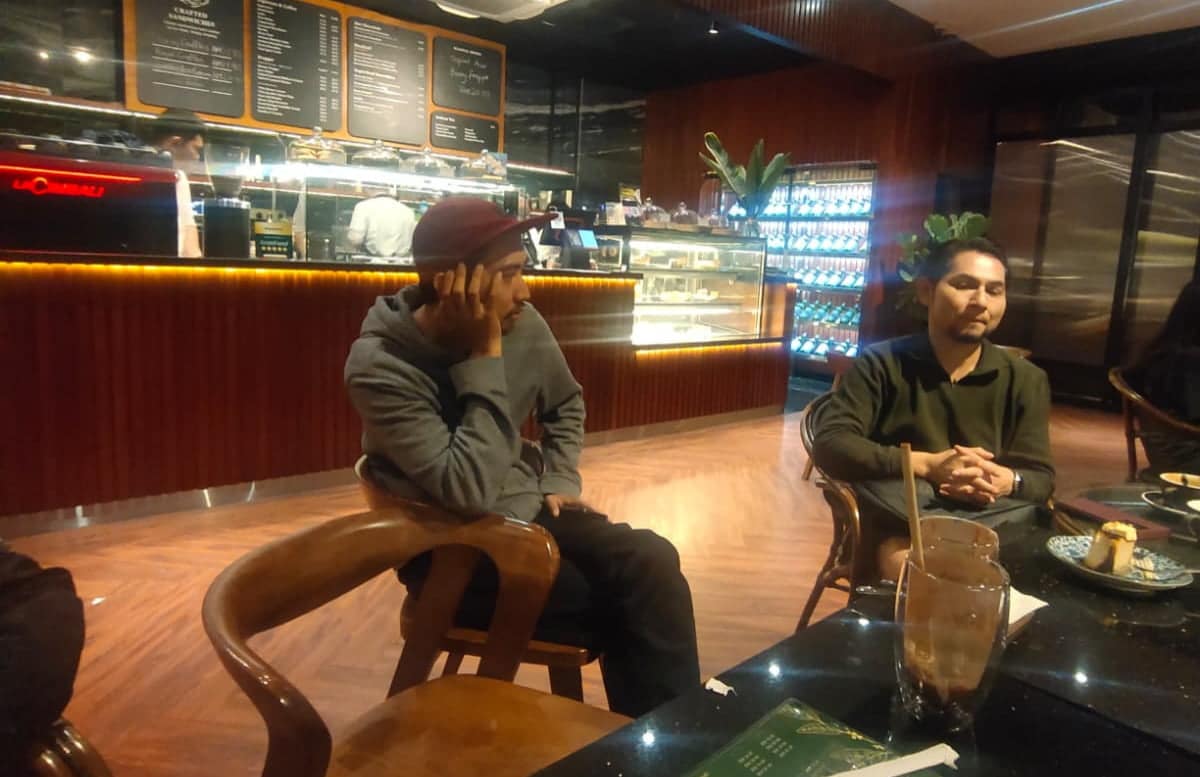 Rombongan wartawan asal Kalbar, Indonesia, saat nongkrong di salah satu cafe di kawasan Saradise Kuching, Sarawak. (Foto: Jauhari)