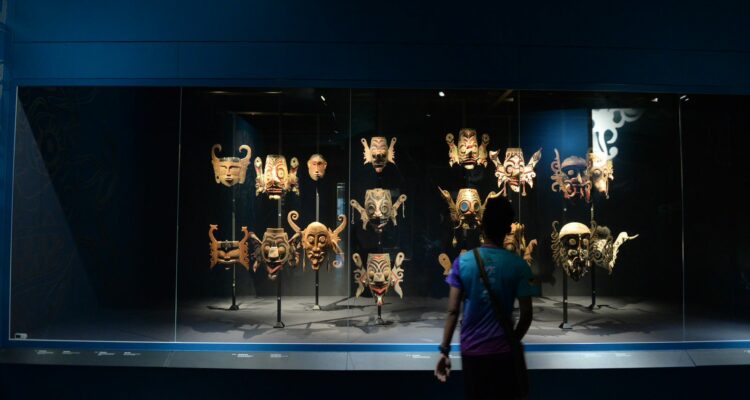 Benda-benda atau artefak bersejarah yang bisa ditemui di Borneo Culture Museum. (Foto: Jauhari)