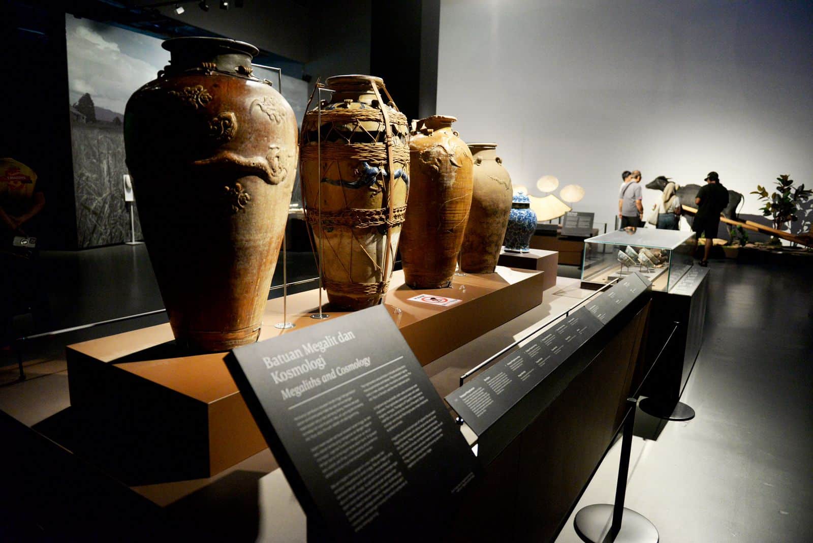 Berbagai benda atau artefak di Borneo Culture Museum menyimpan berbagai sejarah peradaban berabad-abad silam. (Foto: Jauhari)