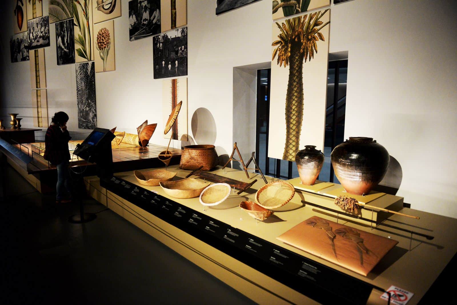 Beberapa benda atau artefak bersejarah di Borneo Culture Museum telah berusia ratusan tahun. (Foto: Jauhari)