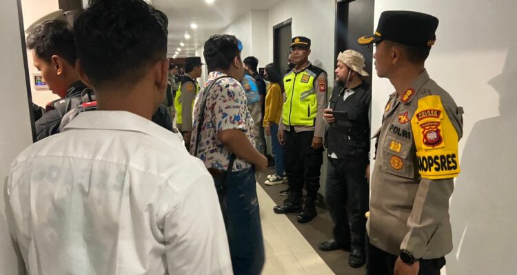 Kapolres Kubu Raya, AKBP Arief Hidayat memimpin langsung Operasi Pekat Kapuas 2023 dengan melakukan razia di beberapa hotel dan penginapan yang berada di Kabupaten Kubu Raya, Sabtu (25/03/2023) malam. (Foto: Humas Polres Kubu Raya)