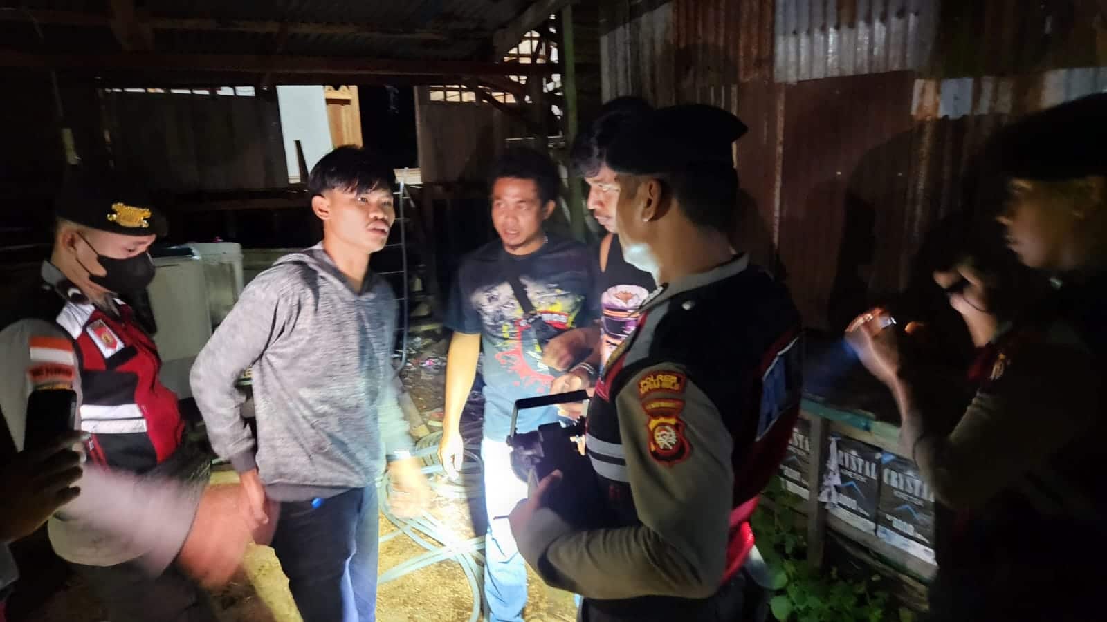 Personel Sat Samapta Polres Kapuas Hulu melaksanakan patroli sitkamtibmas, Sabtu (25/03/2023) malam. (Foto: Ishaq)