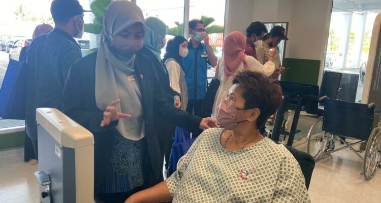 General Manager (GM) RS KPJ Kuching Specialist, Nurhazimah Mahat sedang berdialog dengan seorang pasien yang sedang menjalani terapi di RS KPJ Kuching Specialist. (Foto: Jau/KalbarOnline.com)