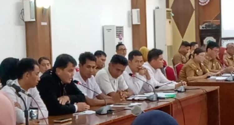 DPRD Kapuas Hulu menggelar RDP bersama mitra kerja dan para guru kontrak. (Foto: Ishaq)