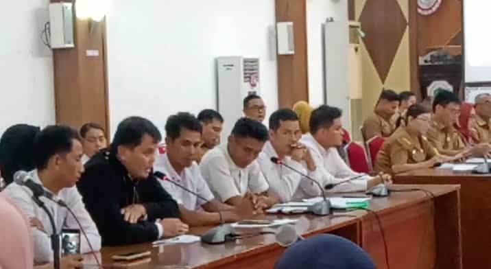DPRD Kapuas Hulu menggelar RDP bersama mitra kerja dan para guru kontrak. (Foto: Ishaq)