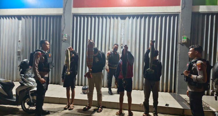 4 remaja di Jalan Dr Wahidin diamankan oleh Tim Enggang Polresta Pontianak. (Foto: Jauhari)