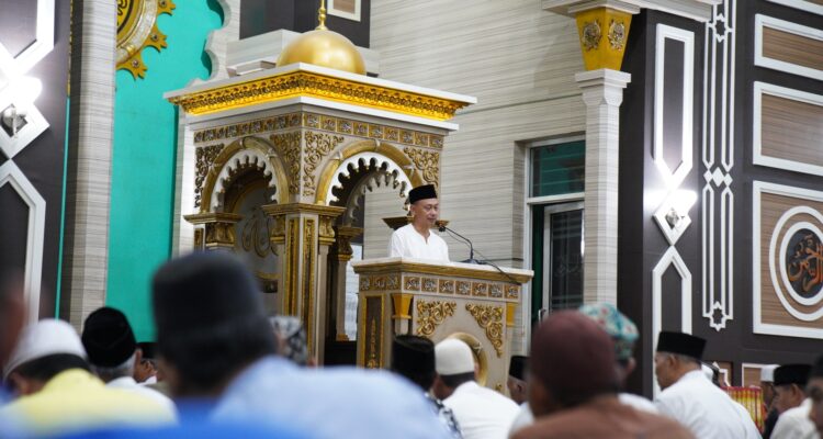 Wali Kota Pontianak, Edi Rusdi Kamtono memberikan kultum pada Safari Ramadhan di Masjid Islamiyah, Selasa (28/03/2023) malam. (Foto: Prokopim For KalbarOnline.com)