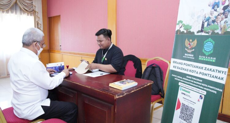 Salah satu Kepala OPD di lingkungan Pemkot Pontianak membayar zakat maal. (Foto: prokopim For KalbarOnline.com)