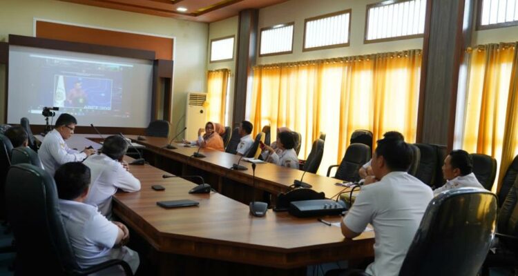 Bupati Kapuas Hulu, Fransiskus Fiaan menghadiri rakor bersama BPK via zoom meeting. (Foto: Ishaq)