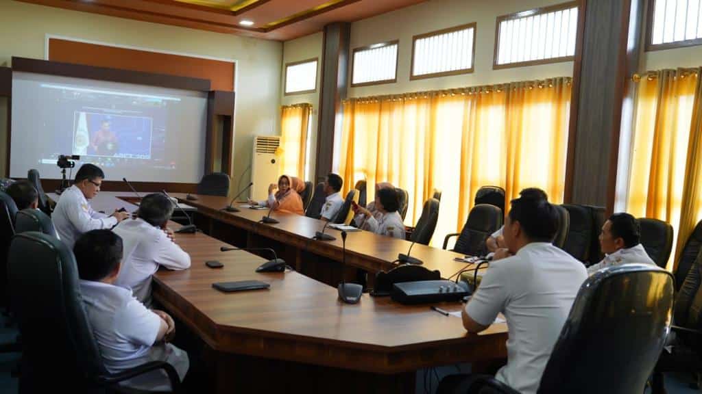 Bupati Kapuas Hulu, Fransiskus Fiaan menghadiri rakor bersama BPK via zoom meeting. (Foto: Ishaq)