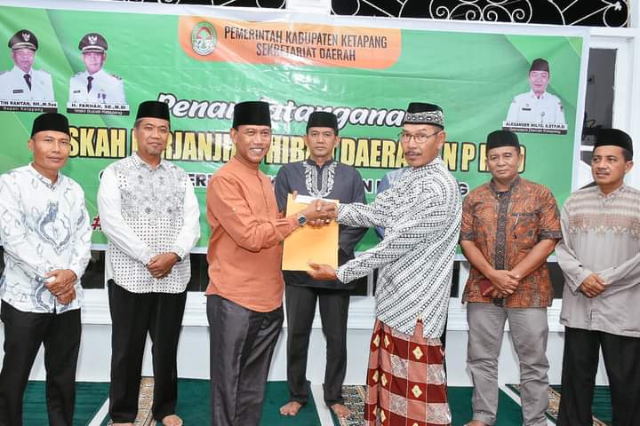 Wakil Bupati Ketapang, Farhan (kiri) menyerahkan dana hibah Pemerintah Daerah Ketapang kepada pihak Masjid Sirajul Munir Sukaharja Kecamatan Delta Pawan, Rabu (29/03/2023). (Foto: Adi LC)