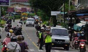 Sejumlah personel Polres Kapuas Hulu melaksanakan pengamanan dan pengaturan lalu lintas di lokasi pasar juadah, Kota Putussibau. (Foto: Ishaq)