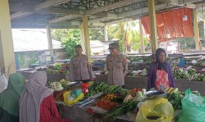 Jajaran Polres Kubu Raya memantau ketersediaan stok dan harga pangan di salah satu pasar di Kabupaten Kubu Raya. (Foto: Jauhari)