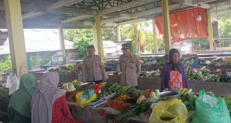Jajaran Polres Kubu Raya memantau ketersediaan stok dan harga pangan di salah satu pasar di Kabupaten Kubu Raya. (Foto: Jauhari)