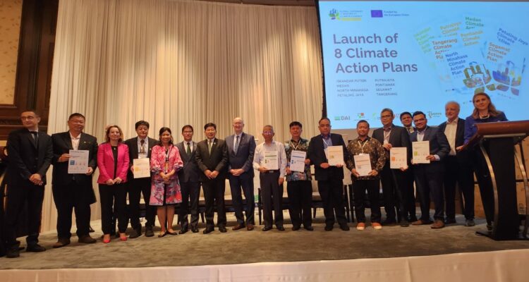 Perwakilan 8 kota percontohan GCoM Asia Pasifik menunjukkan resume rencana aksi perubahan iklim masing-masing dalam pertemuan GCoM Regional Workshop for Southeast Asian Pilot Cities di Hotel Shangrilla Bangkok, Thailand, Kamis (30/03/2023). (Foto: Bappeda For KalbarOnline.com)
