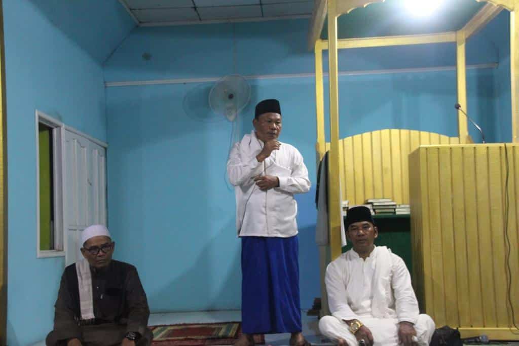 Sekda Kapuas Hulu, Mohd Zaini memberikan kata sambutan dalam acara Safari Ramadhan di Masjid Al Aminin Nanga Sambus, Kecamatan Putussibau Utara, Kamis (30/03/2023). (Foto: Asisten Administrasi Umum/Istimewa)