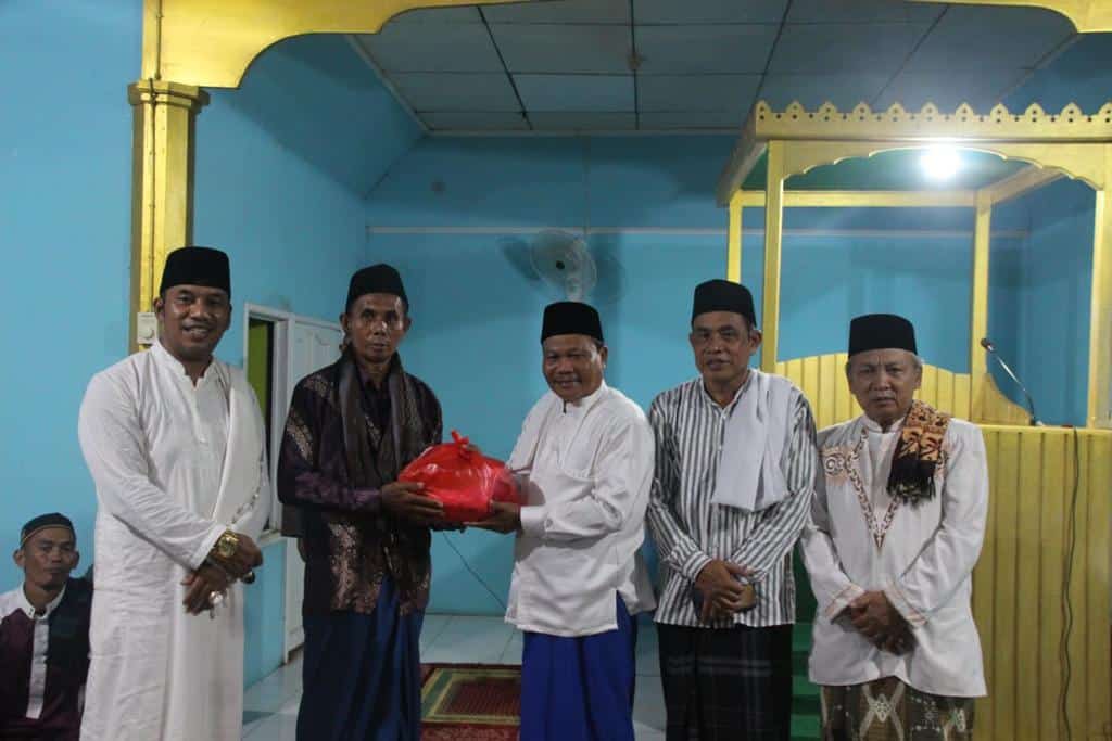 Sekda Kapuas Hulu, Mohd Zaini memberikan bantuan sosial kepada masyarakat dalam acara Safari Ramadhan di Masjid Al Aminin Nanga Sambus, Kecamatan Putussibau Utara, Kamis (30/03/2023). (Foto: Asisten Administrasi Umum/Istimewa)