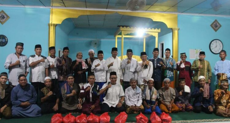 Sekda Kapuas Hulu, Mohd Zaini dan rombongan berfoto bersama masyarakat di sela-sela Safari Ramadhan di Masjid Al Aminin Nanga Sambus, Kecamatan Putussibau Utara, Kamis (30/03/2023). (Foto: Asisten Administrasi Umum/Istimewa)