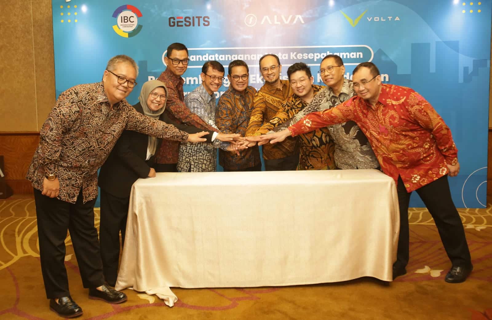 Penandatanganan Memorandum of Understanding (MoU) antara IBC dengan 3 manufaktur, yakni Gesits, Alva dan Volta di Jakarta, Selasa (28/03/2023). (Foto: PLN For KalbarOnline.com)
