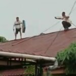 Cuplikan video viral yang memperlihatkan adanya dua orang yang sedang berduel di atas atap rumah warga di Kecamatan Pontianak Selatan, Kota Pontianak, Kalimantan Barat (Kalbar). (Foto: Istimewa)