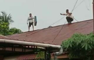 Cuplikan video viral yang memperlihatkan adanya dua orang yang sedang berduel di atas atap rumah warga di Kecamatan Pontianak Selatan, Kota Pontianak, Kalimantan Barat (Kalbar). (Foto: Istimewa)
