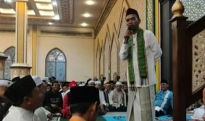 Tausiyah Subuh Ustadz Abdul Somad (UAS) di Masjid Agung Darunnajah Putussibau, Senin (07/03/2023). (Foto: Ishaq)
