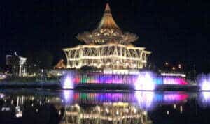 Pemandangan malam hari air mancur Darul Hana Musical yang berada persis di depan kawasan Kuching Waterfront Sarawak