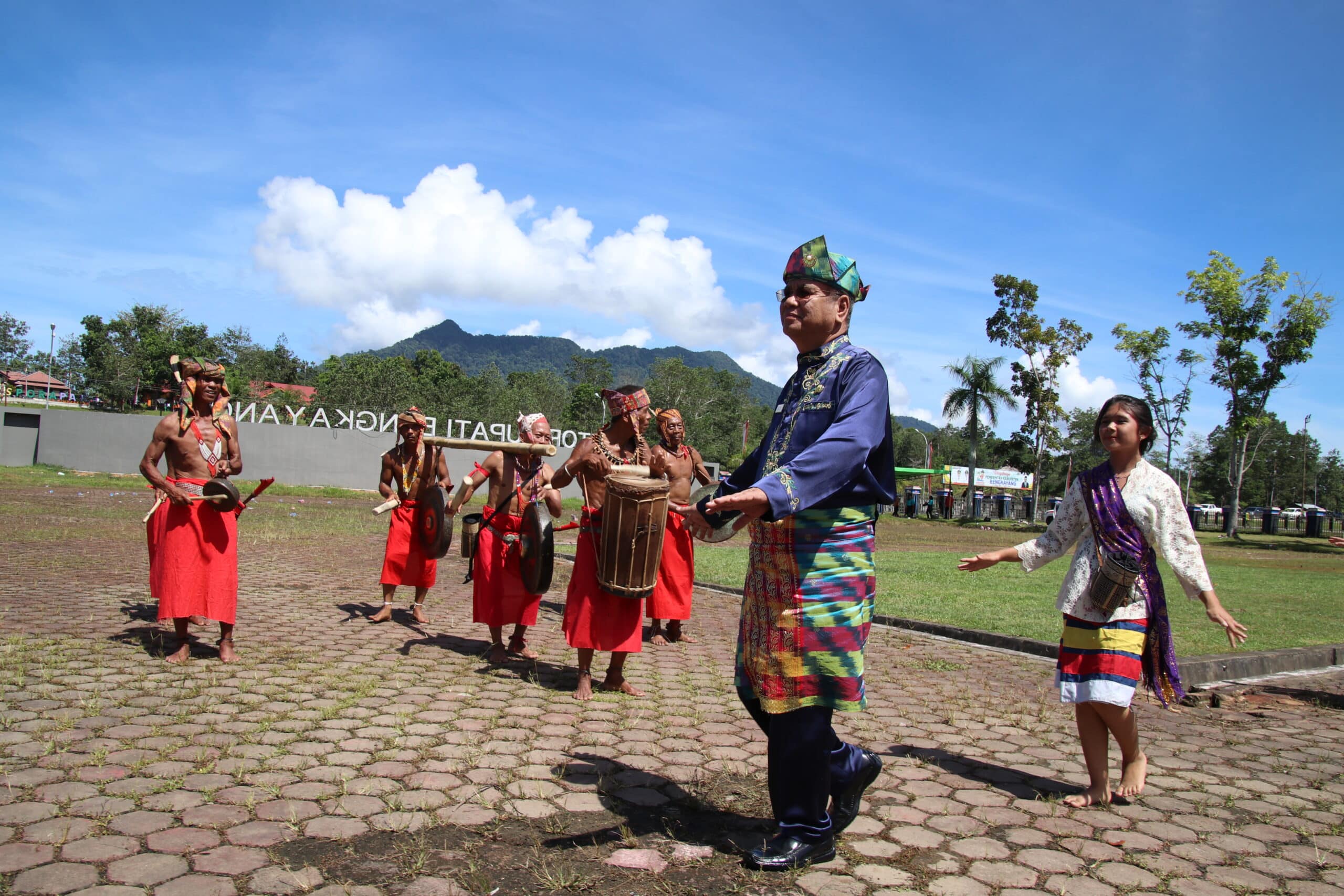 Sekda Kalbar, Harisson ikut menari tarian nyobeng yang merupakan tradisi adat dari suku Dayak Bidayuh Kabupaten Bengkayang, dalam momen HUT ke-24 Pemkab Bengkayang tahun 2023, Kamis (27/04/2023). (Foto: Biro Adpim For KalbarOnline.com)