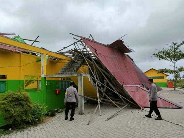 Asrama Putri Pondok Pesantren Madrasatul Quran mengalami kerusakan akibat peristiwa angin kencang
