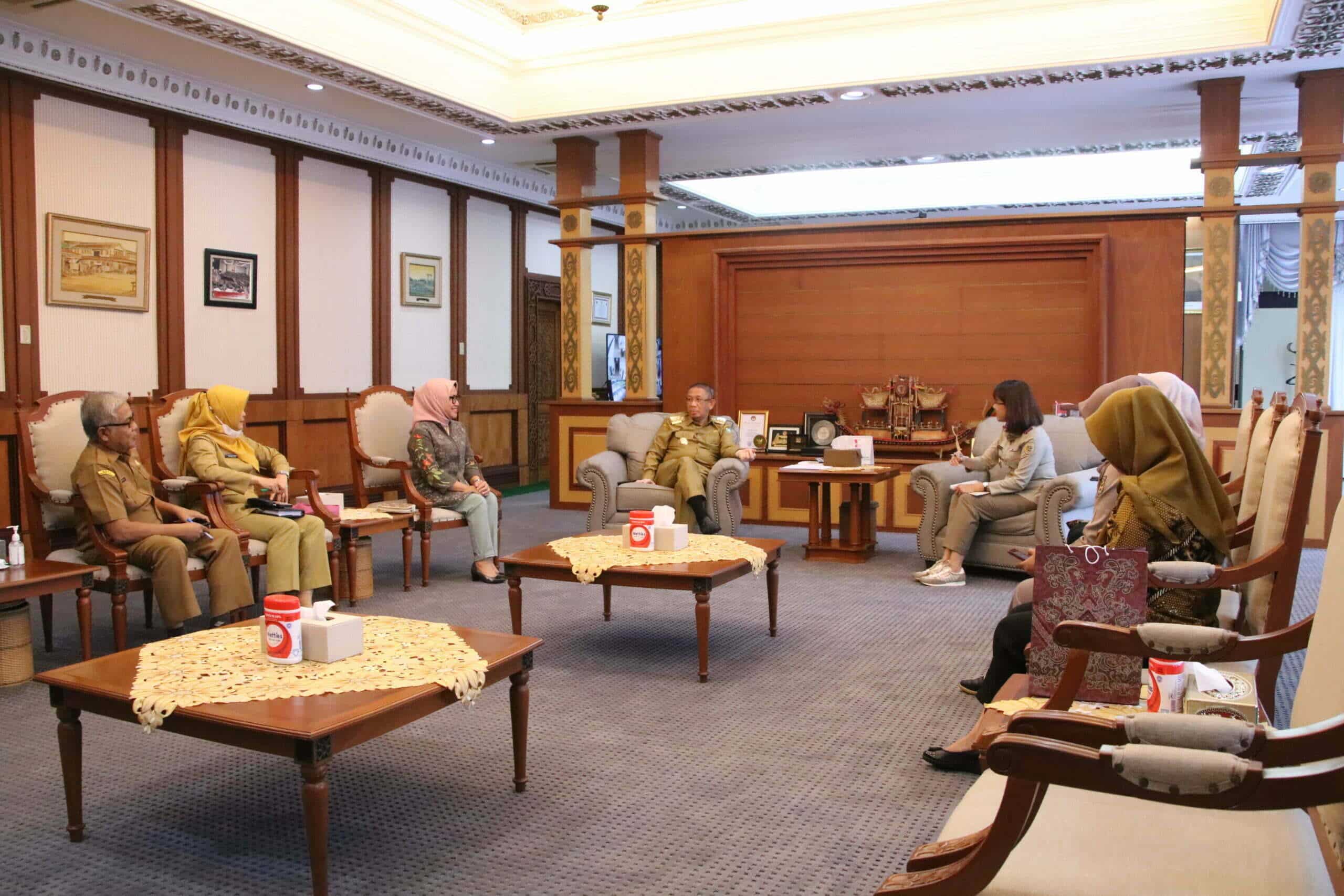 Gubernur Kalbar, Sutarmidji menerima kunjungan perdana Kepala Kanwil ATR/BPN Provinsi Kalbar yang baru, Andi Tenri Abeng, di Ruang Kerja Gubernur Kalbar, Senin (03/04/2023). (Foto: Biro Adpim For KalbarOnline.com)