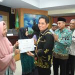 Wakil Wali Kota Pontianak, Bahasan menyerahkan bantuan operasional secara simbolis kepada petugas fardhu kifayah. (Foto: Kominfo/Prokopim For KalbarOnline.com)