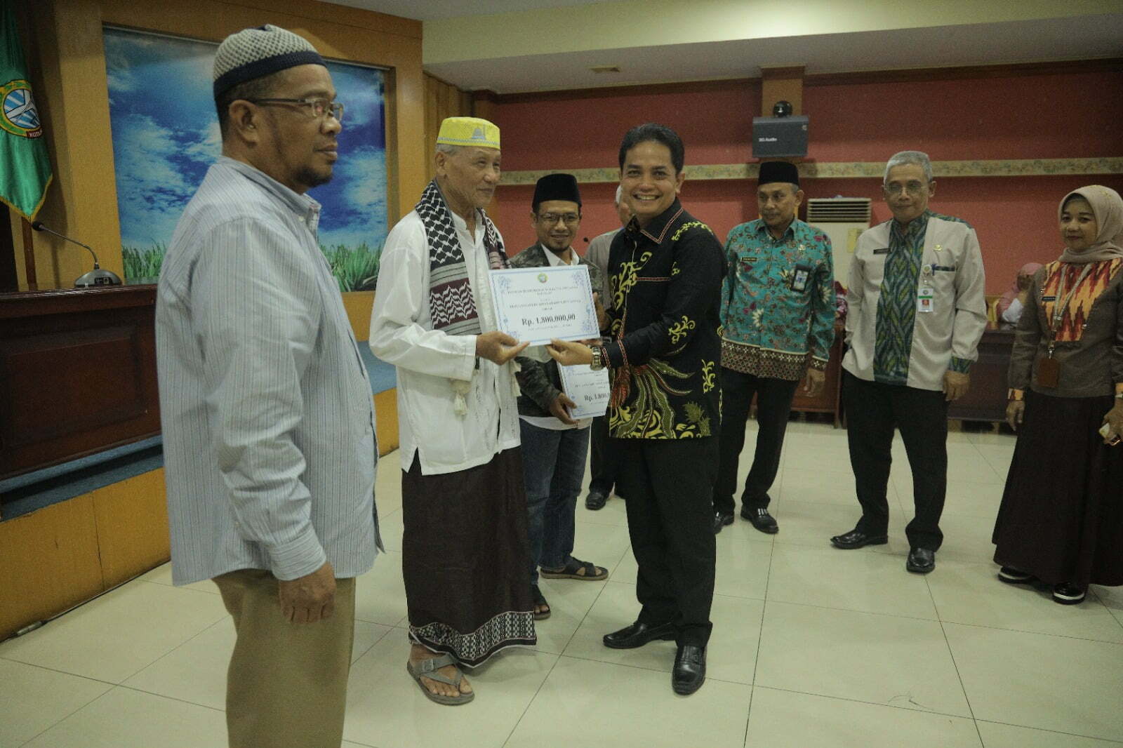 Wakil Wali Kota Pontianak, Bahasan menyerahkan bantuan operasional secara simbolis kepada petugas fardhu kifayah. (Foto: Kominfo/Prokopim For KalbarOnline.com)