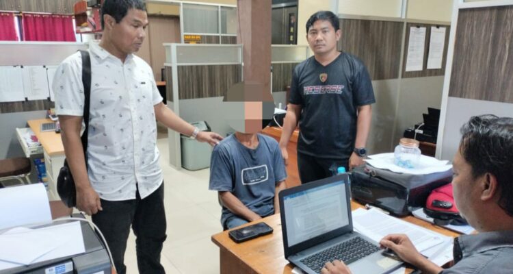 Pelaku berinisial FH (47 tahun) menjalani pemeriksaan di Mapolres Kapuas Hulu. (Foto: Ishaq)