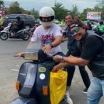 Aksi sosial berbagi takjil yang dilakukan Scooter Owners Group (SOG) chapter Kalbar dan Subang Jawa Barat bersama beberapa  komunitas pecinta Vespa atau scooterist di Kota Pontianak. (Foto: Jauhari)