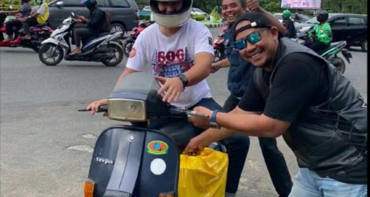 Aksi sosial berbagi takjil yang dilakukan Scooter Owners Group (SOG) chapter Kalbar dan Subang Jawa Barat bersama beberapa  komunitas pecinta Vespa atau scooterist di Kota Pontianak. (Foto: Jauhari)