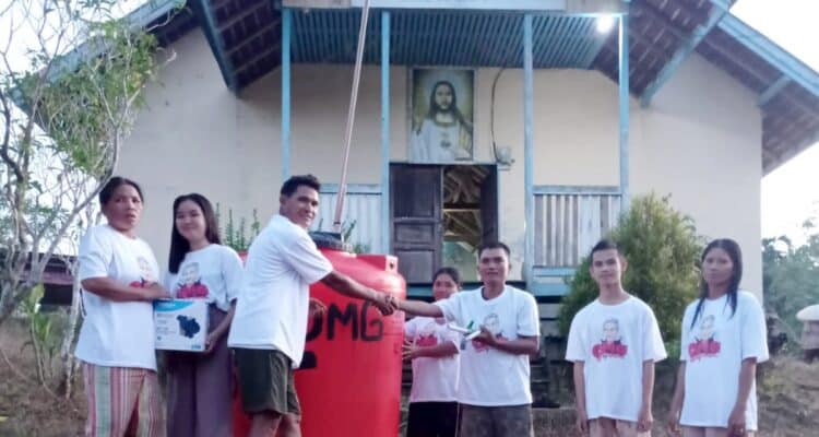 Sukarelawan Orang Muda Ganjar (OMG) menyerahkan bantuan toren dan mesin air untuk warga di Desa Sungai Buaya, Kecamatan Kayan Hilir, Kabupaten Sintang, Kalbar, Minggu (02/04/2023). (Foto: Jauhari)