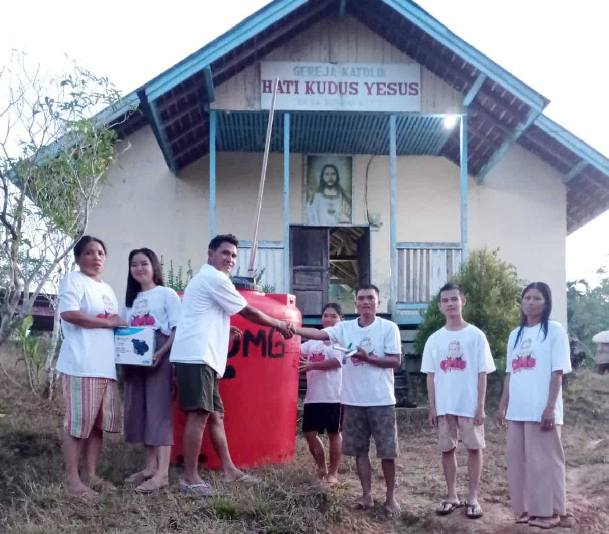 Sukarelawan Orang Muda Ganjar (OMG) menyerahkan bantuan toren dan mesin air untuk warga di Desa Sungai Buaya, Kecamatan Kayan Hilir, Kabupaten Sintang, Kalbar, Minggu (02/04/2023). (Foto: Jauhari)