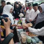 Wali Kota Pontianak, Edi Rusdi Kamtono meninjau stand-stand yang ikut serta dalam Kampong Ramadan Kreatif di Taman Alun Kapuas. (Foto: Kominfo/Prokopim For KalbarOnline.com)