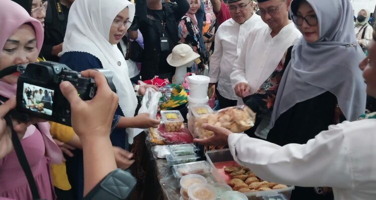 Wali Kota Pontianak, Edi Rusdi Kamtono meninjau stand-stand yang ikut serta dalam Kampong Ramadan Kreatif di Taman Alun Kapuas. (Foto: Kominfo/Prokopim For KalbarOnline.com)