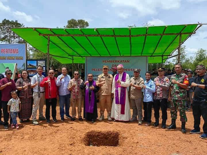 Sekda Ketapang, Alexander Wilyo berfoto bersama di sela-sela seremonial peletakkan batu pertama pembangunan Gereja Katolik Paroki Hati Kudus Yesus, di Desa Randau, Kecamatan Sandai, Sabtu (01/04/2023). (Foto: Adi LC)