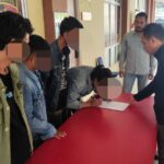 Keempat mahasiswa, masing-masing berinisial IH, AN, RF serta ZN menandatangani surat pernyataan permintaan maaf di Mapolresta Pontianak. (Foto: Jauhari)